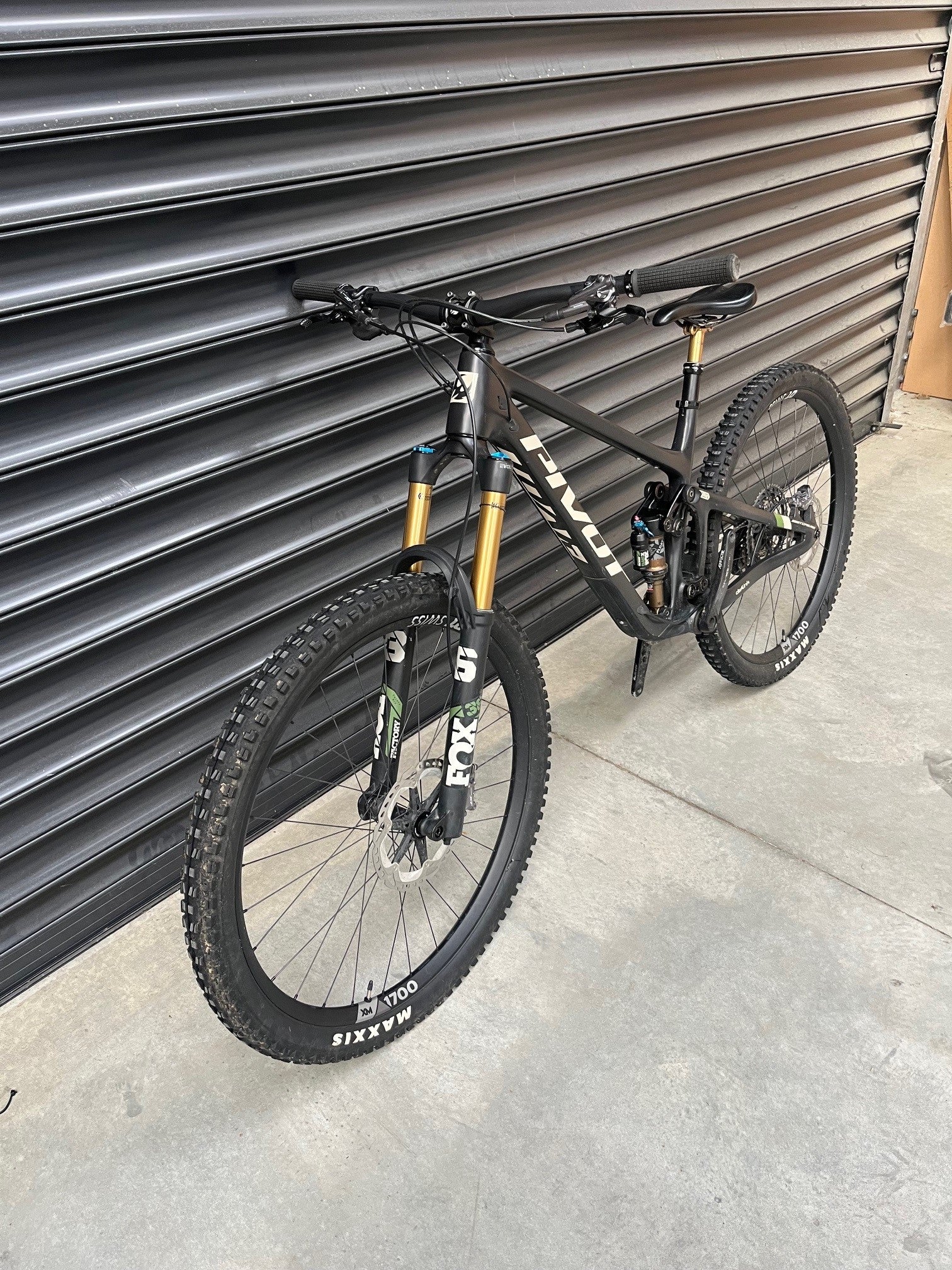 EX DEMO Switchblade Pro XT/XTR LARGE - Pivot Cycles NZ