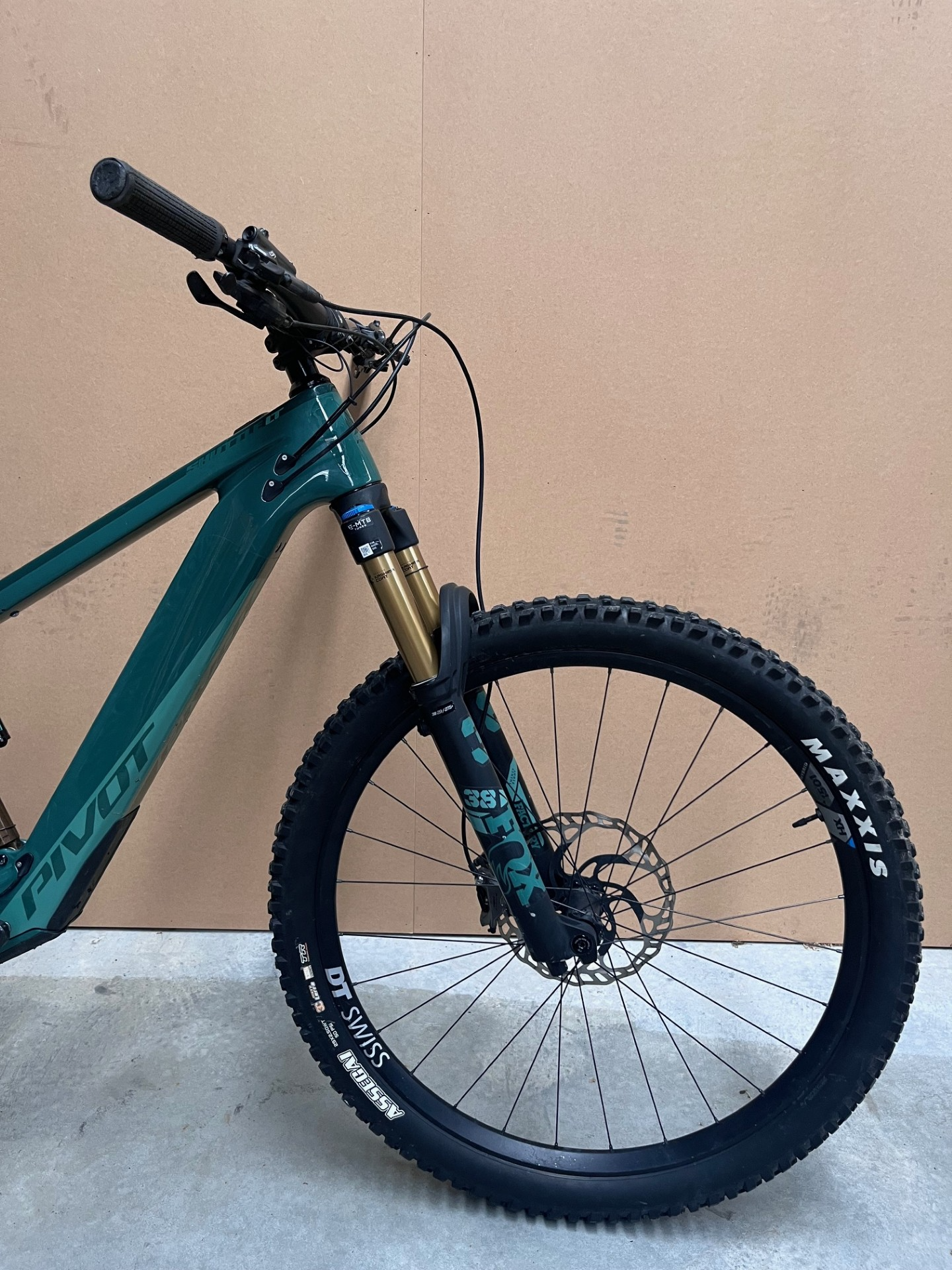 EX DEMO SHUTTLE LT TEAM XTR WITH 29" ALLOY WHEELS - MEDIUM - Pivot Cycles NZ