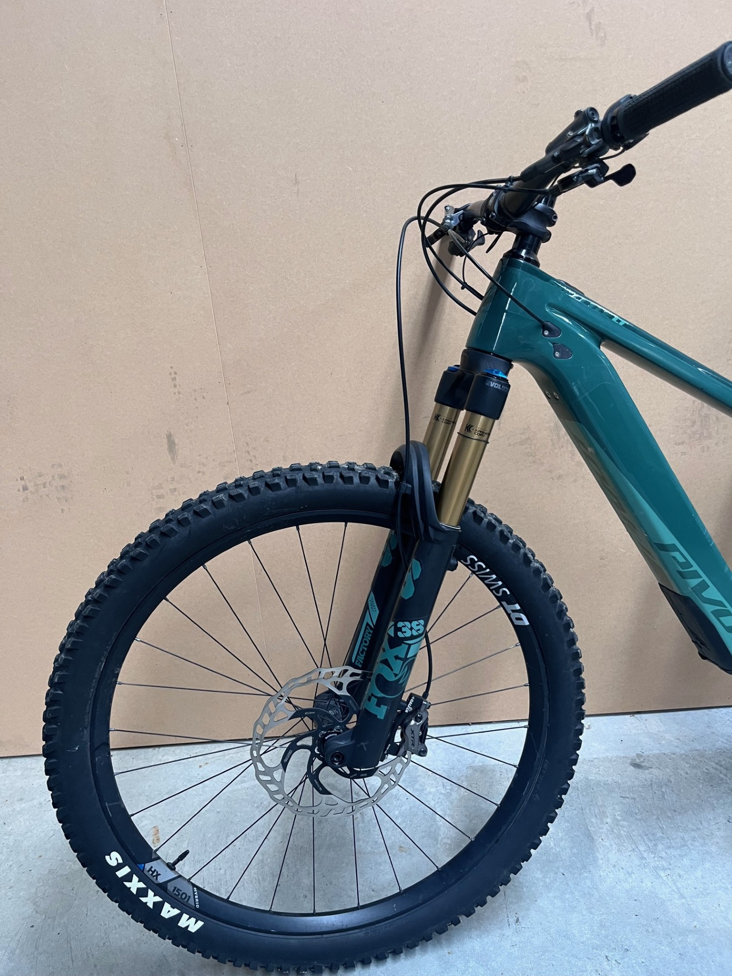 EX DEMO SHUTTLE LT TEAM XTR WITH 29" ALLOY WHEELS - MEDIUM - Pivot Cycles NZ