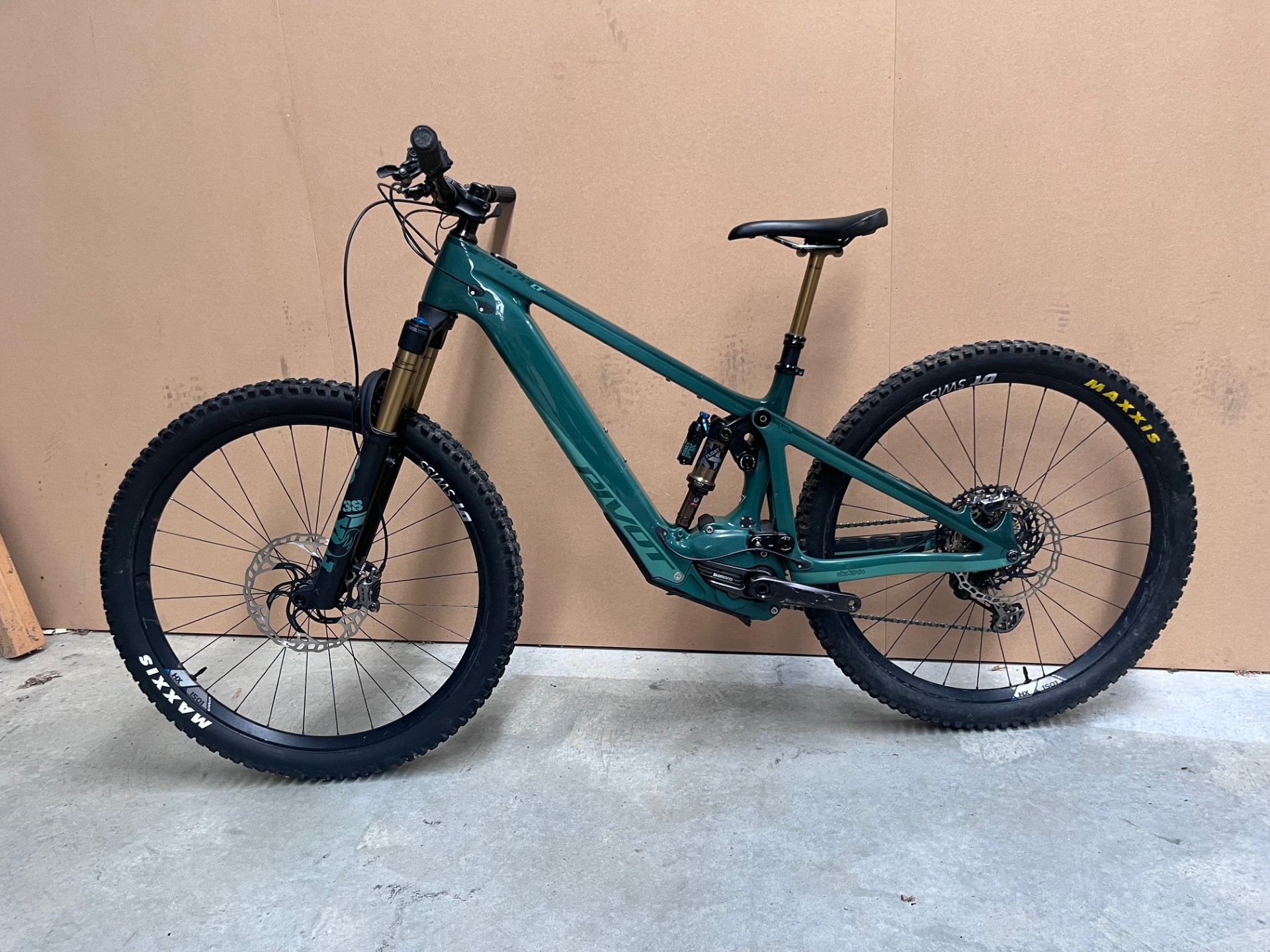 EX DEMO SHUTTLE LT TEAM XTR WITH 29" ALLOY WHEELS - MEDIUM - Pivot Cycles NZ