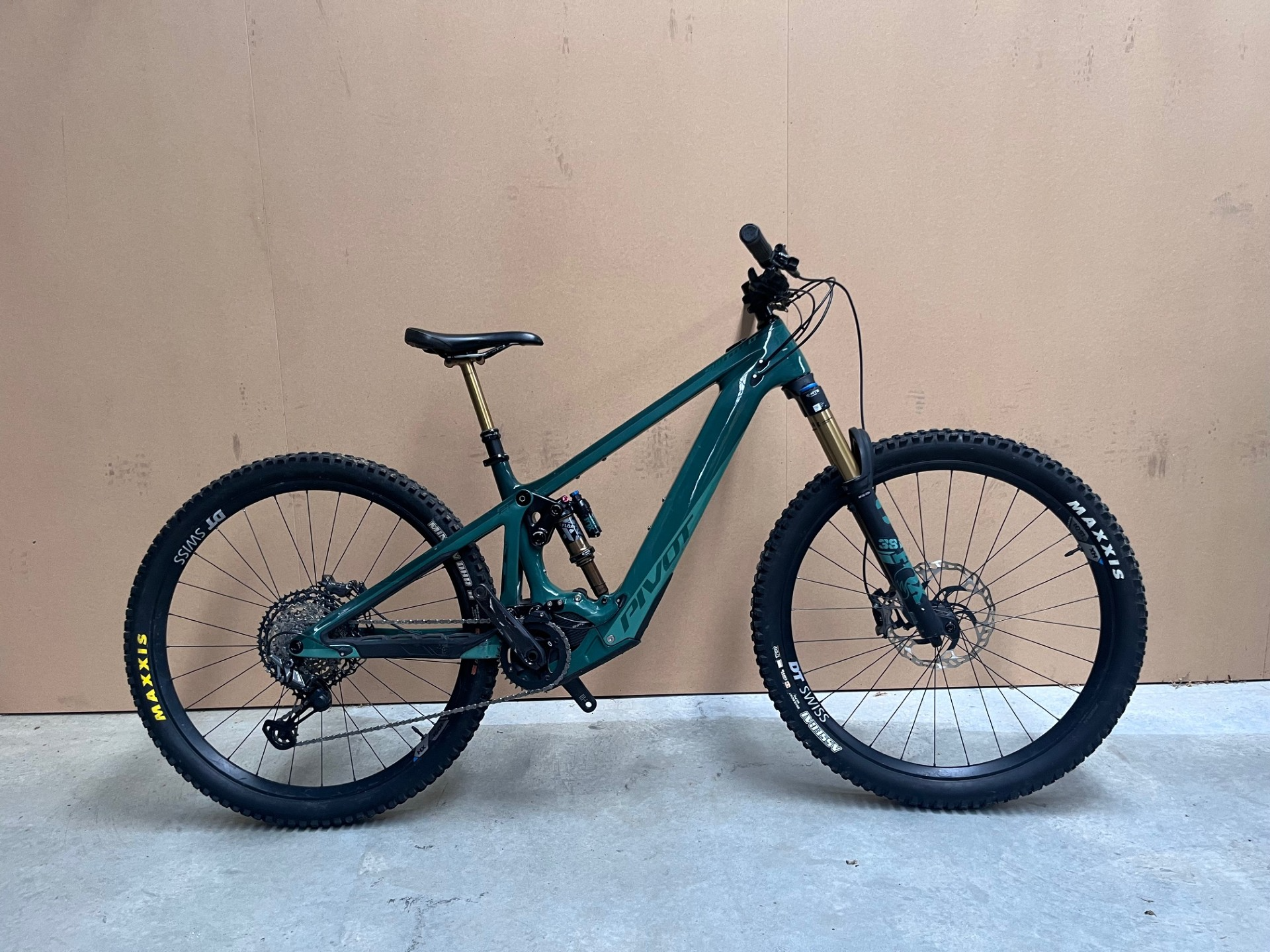 EX DEMO SHUTTLE LT TEAM XTR WITH 29" ALLOY WHEELS - MEDIUM - Pivot Cycles NZ